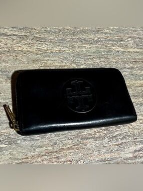 Tory Burch Black Leather Zip Around Wallet with Logo